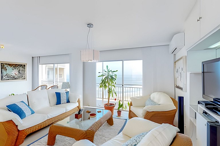 Family apartment with a view of Playa Brava, Punta.
