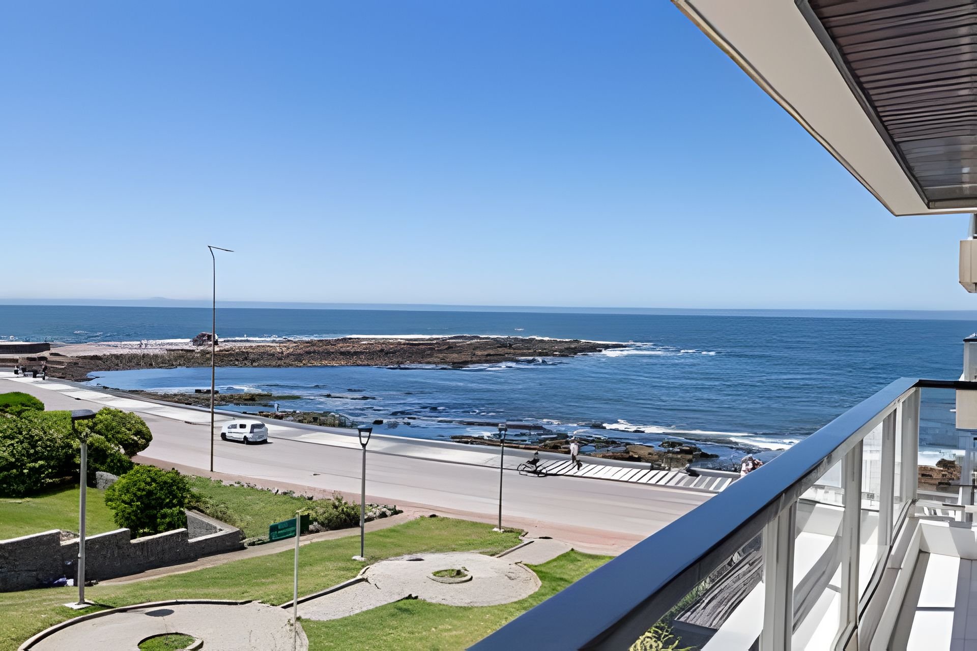 Familiar frente al mar