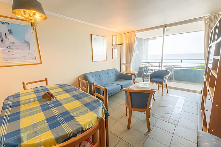 Apartamento com piscina e quadras esportivas, em frente à Pl
