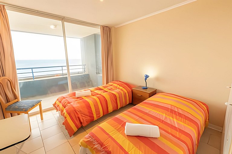 Apartamento com piscina e quadras esportivas, em frente à Pl