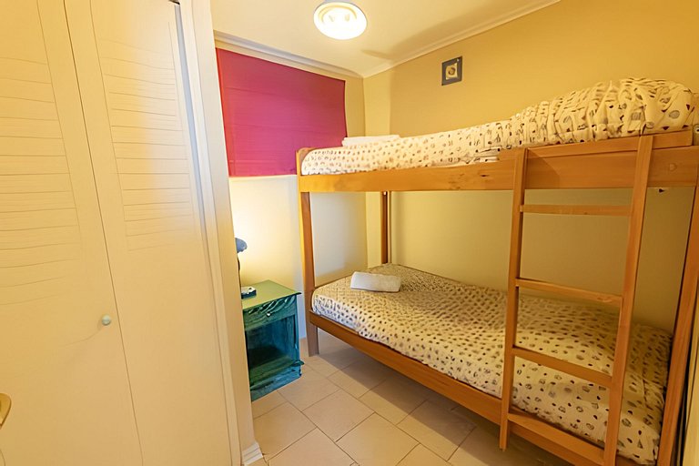 Apartamento com piscina e quadras esportivas, em frente à Pl