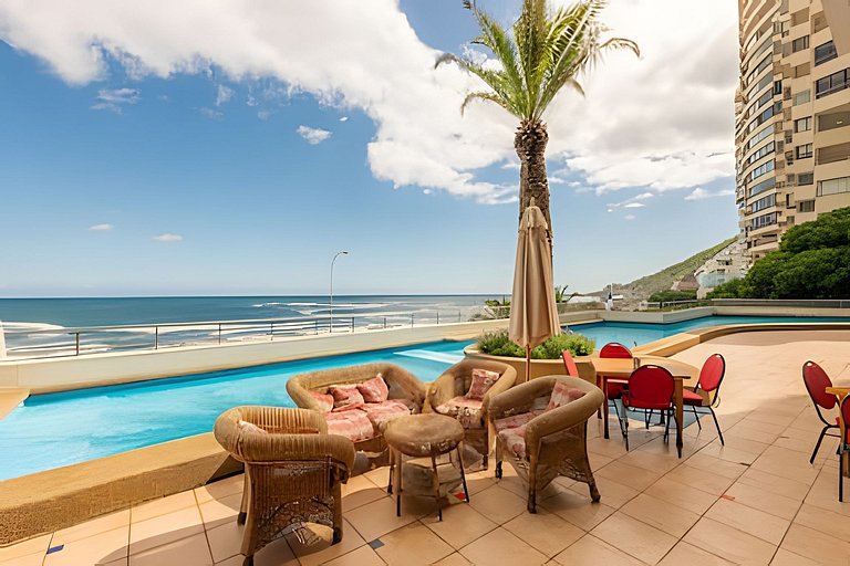Apartamento com piscina e quadras esportivas, em frente à Pl