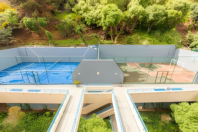 Apartamento com piscina e quadras esportivas, em frente à Pl