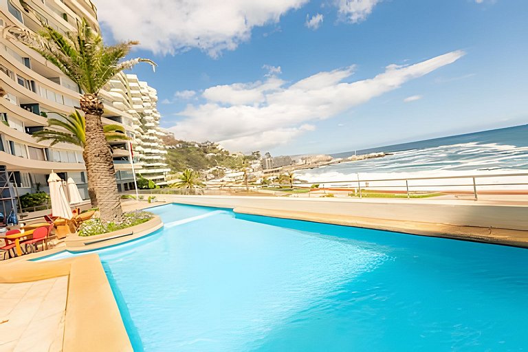 Apartamento com piscina e quadras esportivas, em frente à Pl
