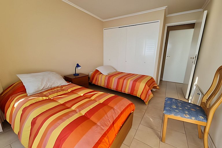 Apartamento com piscina e quadras esportivas, em frente à Pl