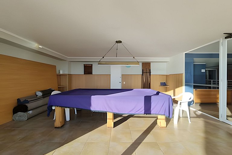 Apartamento com piscina e quadras esportivas, em frente à Pl