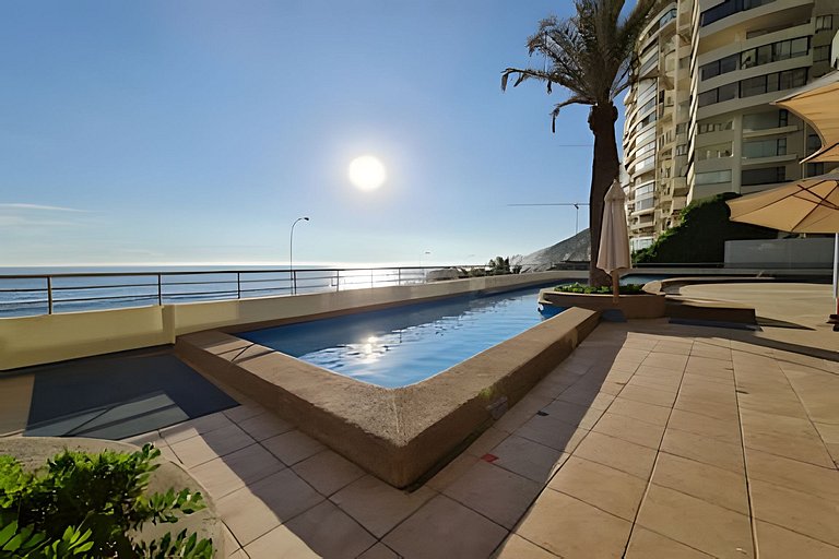 Apartamento com piscina e quadras esportivas, em frente à Pl