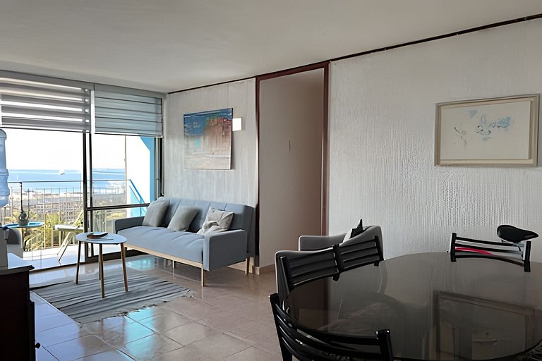 Apartment with ocean view, steps from Muelle Barón.