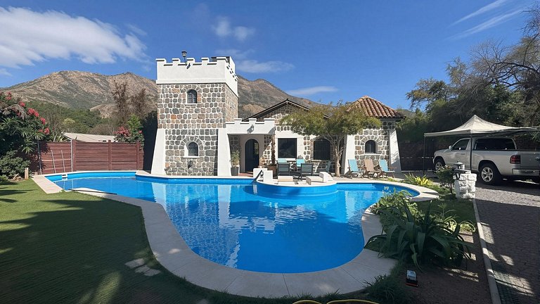 Spacious house with a pool and hot tub, Cajón del Maipo.