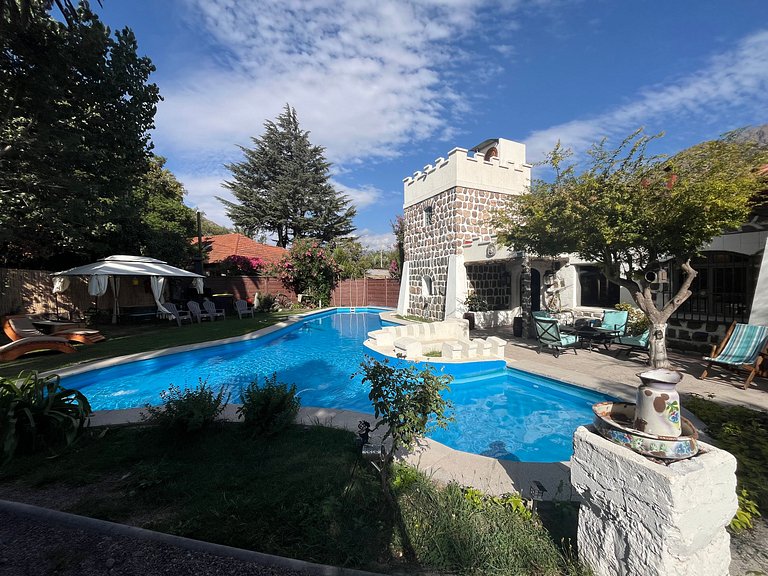 Spacious house with a pool and hot tub, Cajón del Maipo.