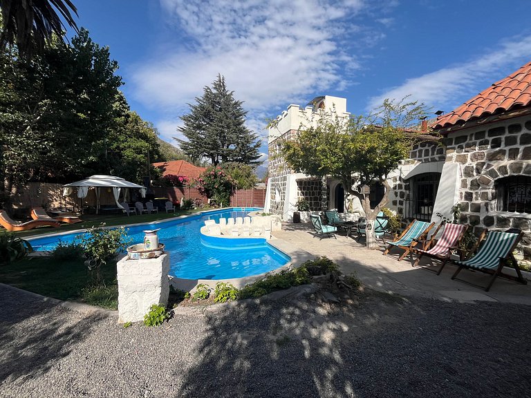 Spacious house with a pool and hot tub, Cajón del Maipo.