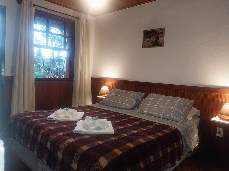 Chalet surrounded by nature with a pool, Maringá.