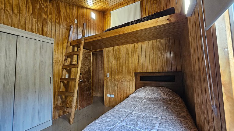 Cabaña con áreas verdes, a pasos del mar, Curiñanco.