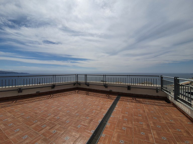 Apartment with parking, steps from the sea and Mall Marina.