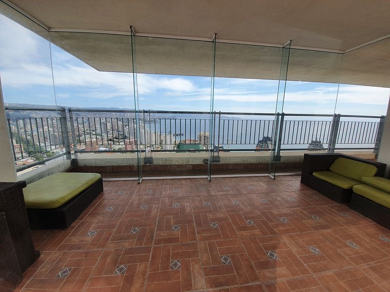Apartment with parking, steps from the sea and Mall Marina.