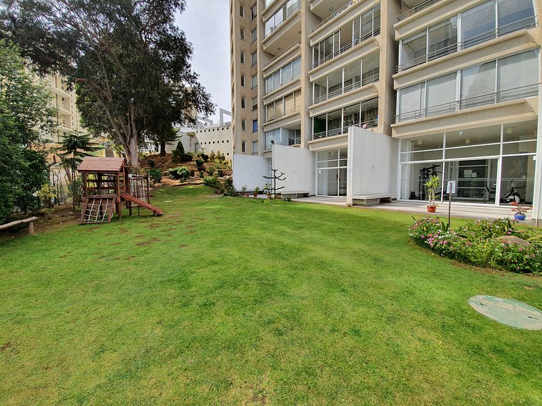 Apartment with parking, steps from the sea and Mall Marina.