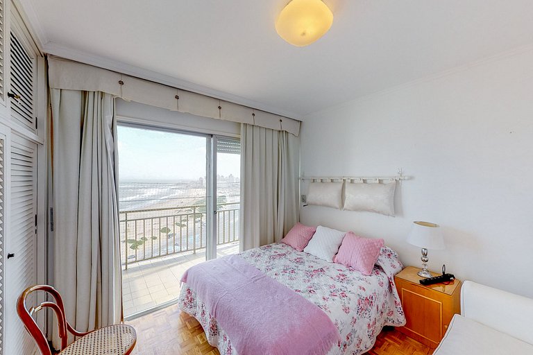 Family apartment with a view of Playa Brava, Punta.