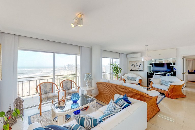 Family apartment with a view of Playa Brava, Punta.
