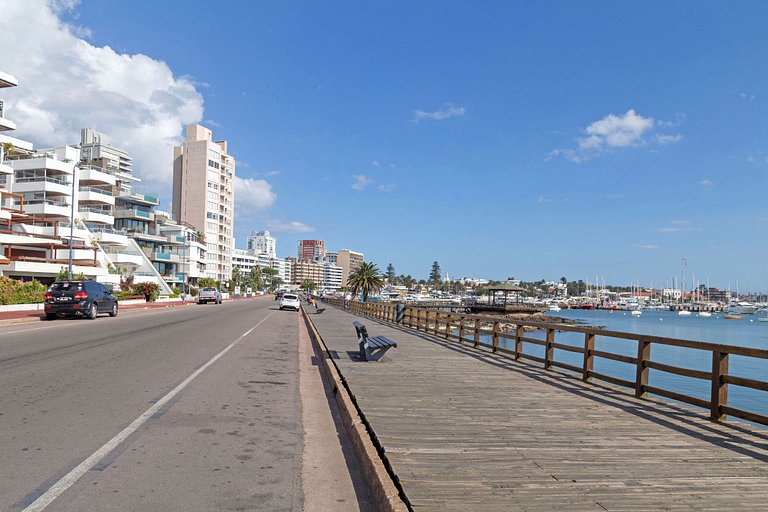 Apartamento con vista al Muelle de Mahilos, Punta.