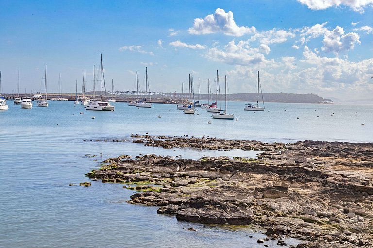 Apartment with a view of Mahilos Pier, Punta del Este.
