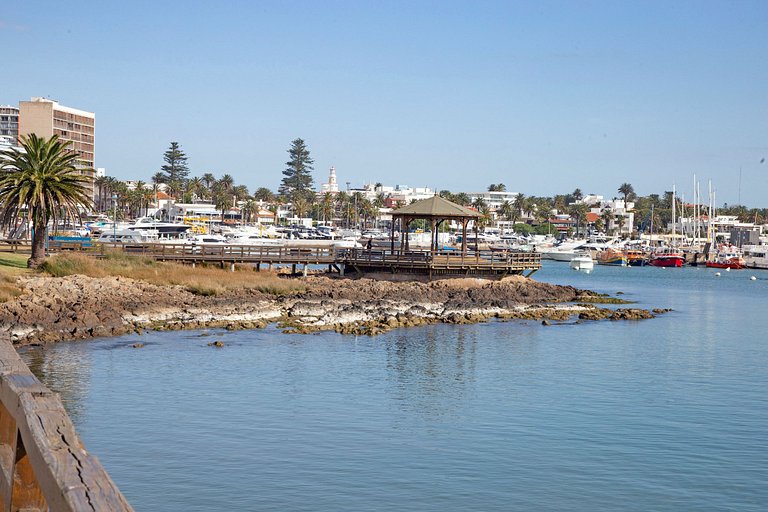 Apartment with a view of Mahilos Pier, Punta del Este.