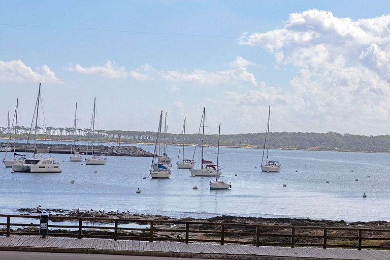 Apartamento con vista al Muelle de Mahilos, Punta.