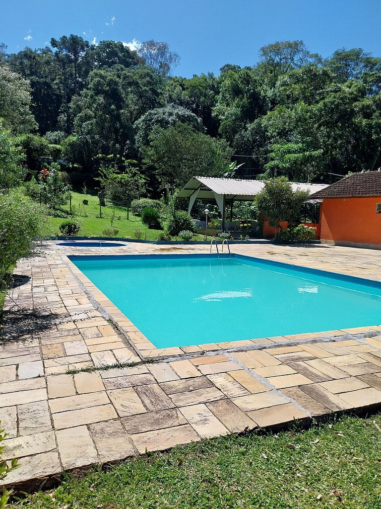 Chalet with a pool in a natural setting, Maringá.