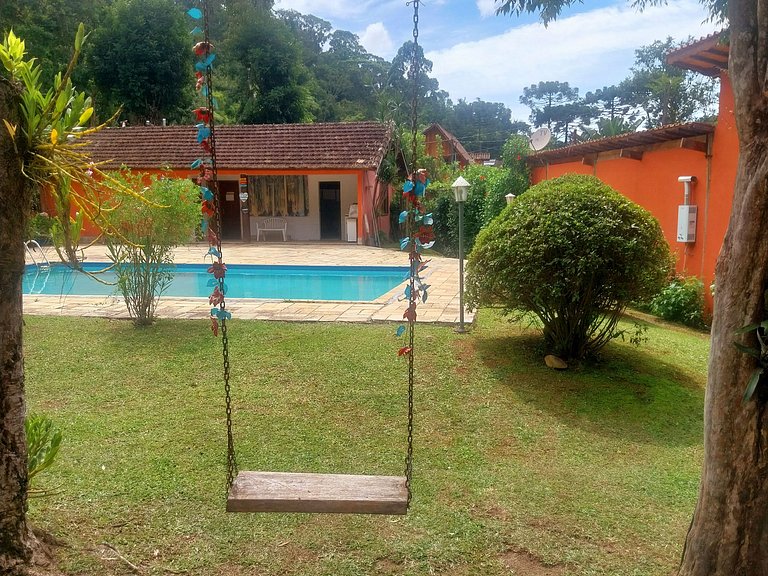 Chalet surrounded by nature with a pool, Maringá.