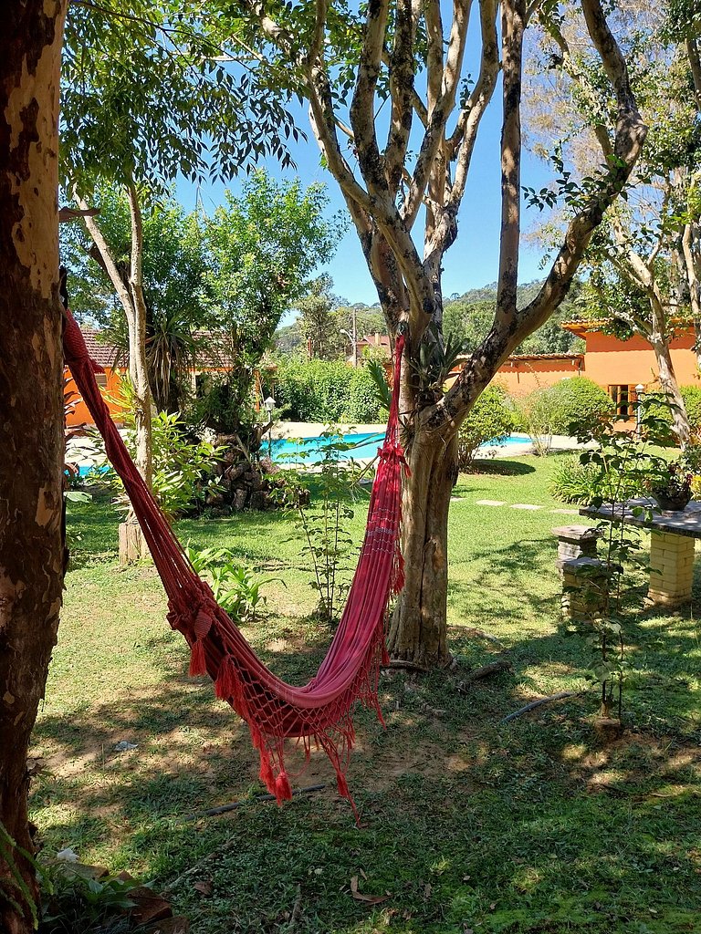 Chalet with a pool surrounded by nature, Maringá.