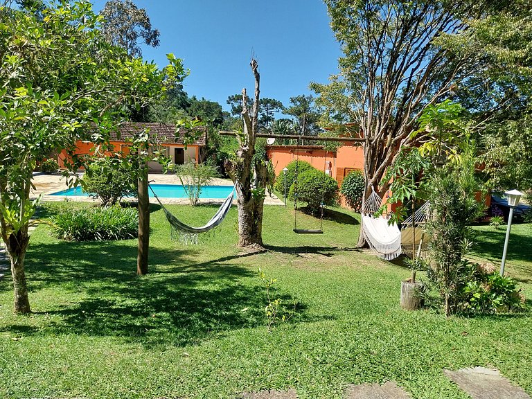 Chalé em ambiente natural com piscina, Maringá.