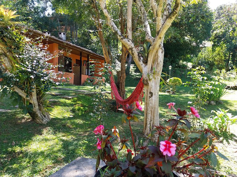 Chalé em ambiente natural com piscina, Maringá.