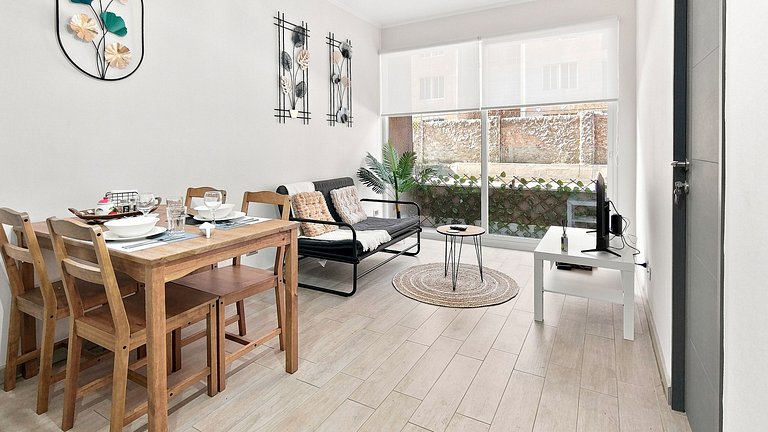 Apartment steps from Metro La Cisterna.