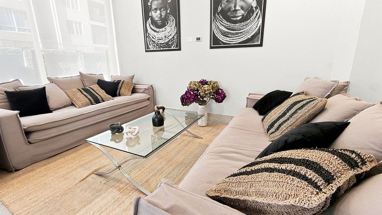 Apartment steps from Metro La Cisterna.
