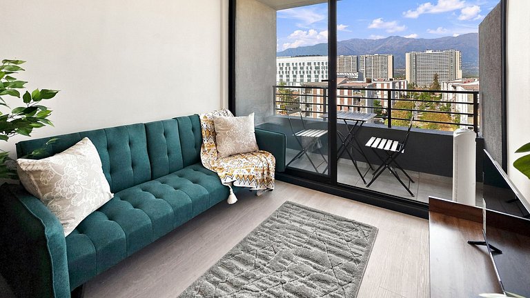 Apartment steps from Mall Florida Center