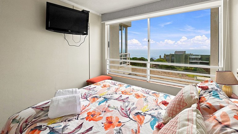 Apartment with ocean view, in front of Playa Cochoa.