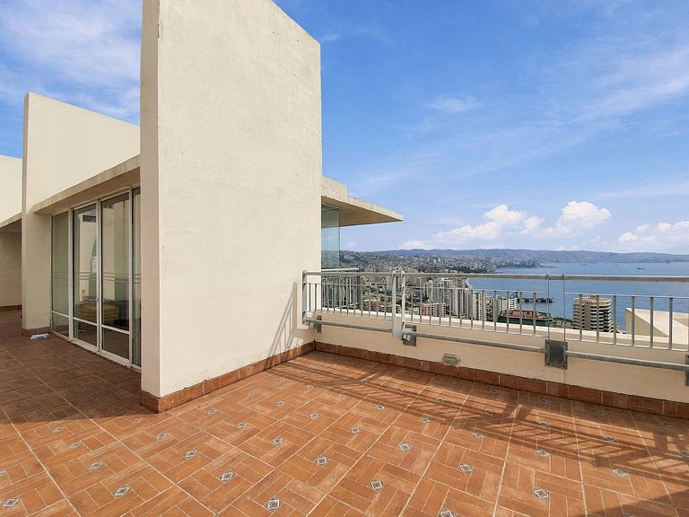 Apartment with parking, steps from the sea and Mall Marina.