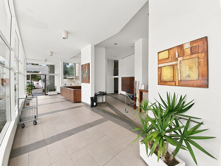 Apartment with parking, steps from the sea and Mall Marina.