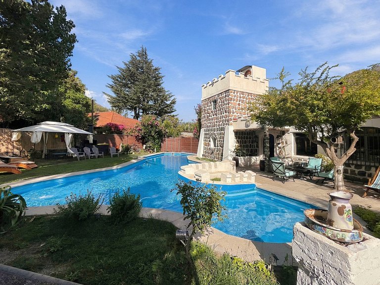 Spacious house with a pool and hot tub, Cajón del Maipo.